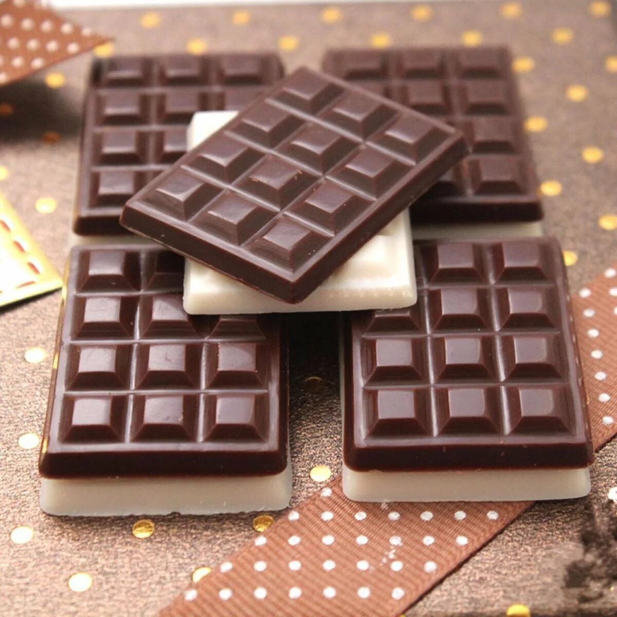 Поставь шоколад. Плитка шоколада. Шоколадная плитка. Плиточный шоколад. Мини плитки шоколада.