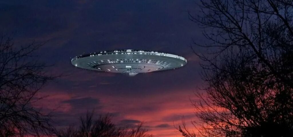 НЛО UFO неопознанные летающие объекты. Летающая тарелка. Летающая тарелка в небе. Тарелка НЛО. Тарелка летит
