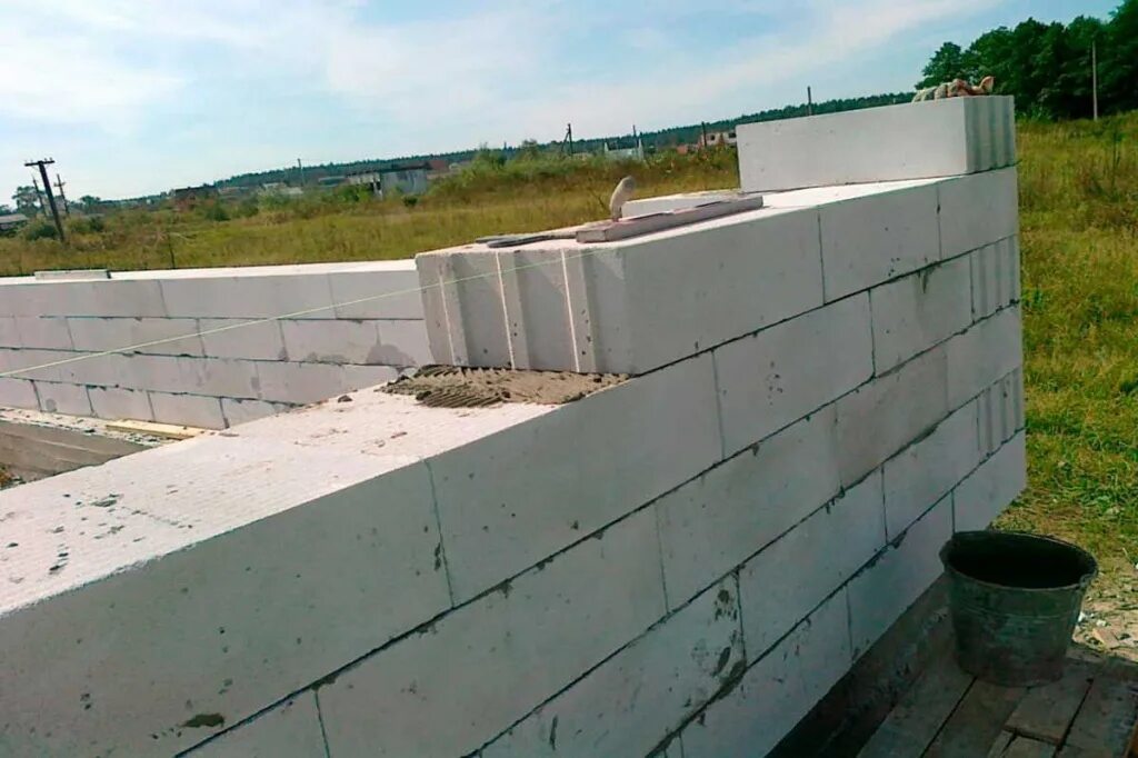 Перегородочный блок газобетон 100. Кладка пеноблока. Укладка блоков. Кладка пеноблока. Газобетон 1 блок.