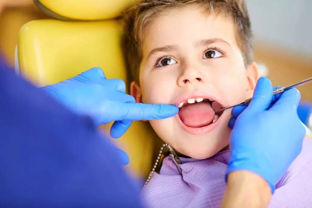 Осмотр полости рта детей. Чистые зубы у детей.