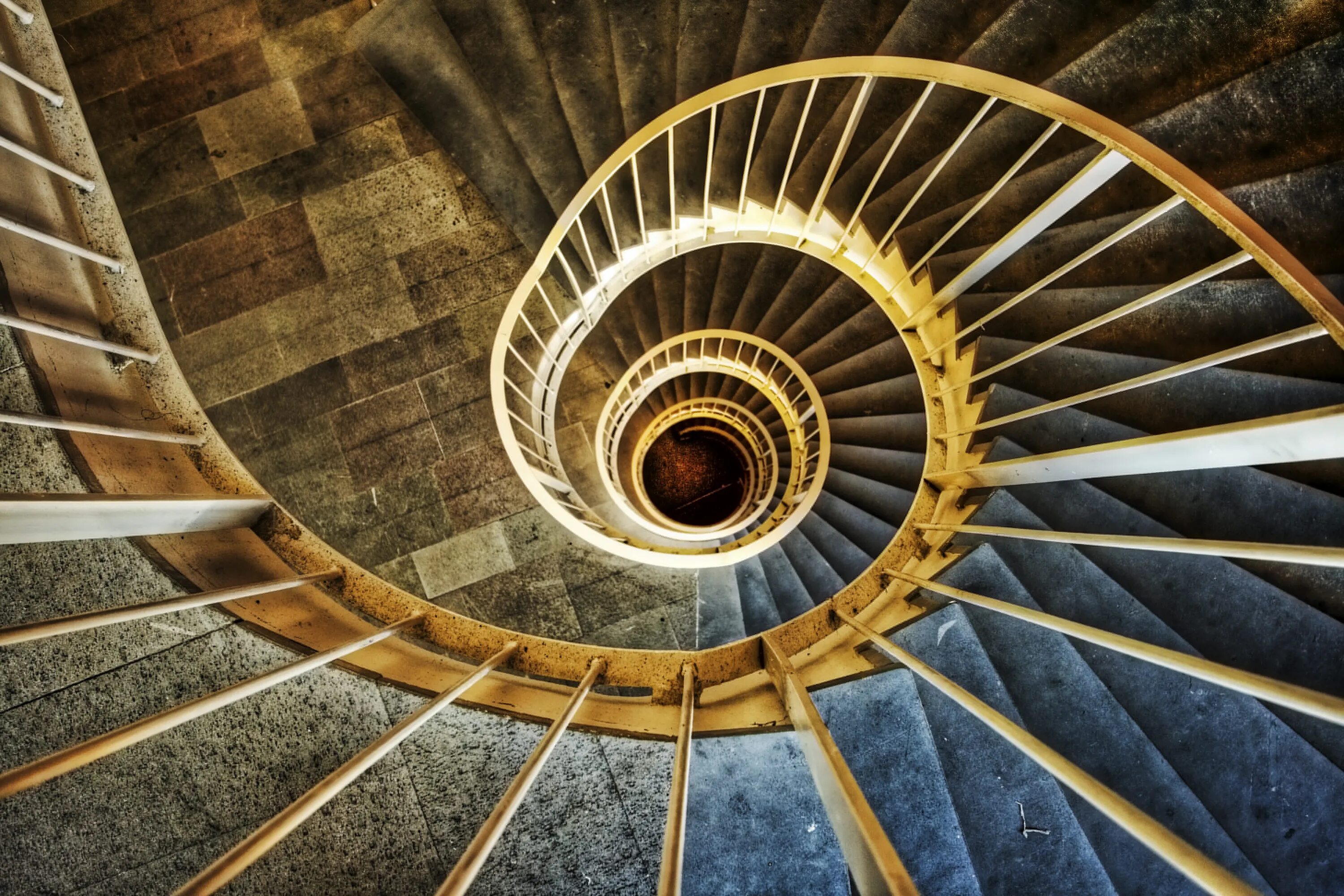 Иди сходи. Спиралевидные лестницы золотое сечение. Винтовая лестница. Красивая винтовая лестница. Спиральная лестница.