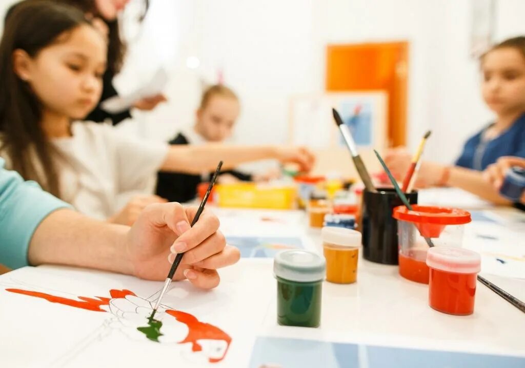 Художественное творчество детей. Формы получения образования. Дополнительное образование для школьников. Картинка дополнительное образование в школе. Учащиеся студенты.