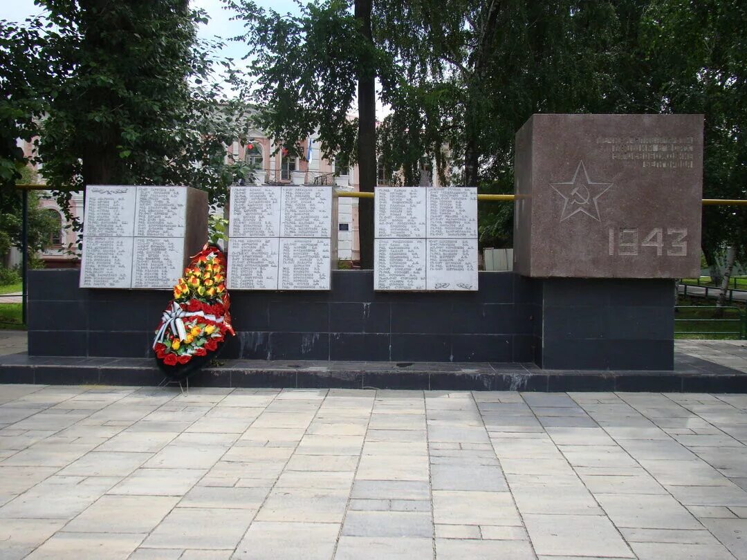 Н п новгородское. Братская могила советских воинов 1943 году Белгород. Братская могила советских воинов погибших в боях. «Братская могила советских воинов 1941 – 1943 г.г.» село Октябрьское. Братская могила советских воинов 1943 года Лутугино.