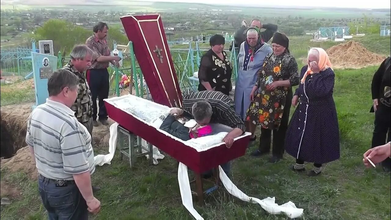 Похороны зимой в деревне. Покойник тащить. Кладбище в индии. Покойник тащить. Покойник тащить.