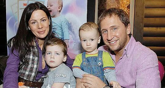 Оскар кучера 2003. Оскар кучера 2021. Оскар кучера семья дети. Актер похожий на оскара кучеру. Оскар кучера с дочкой.