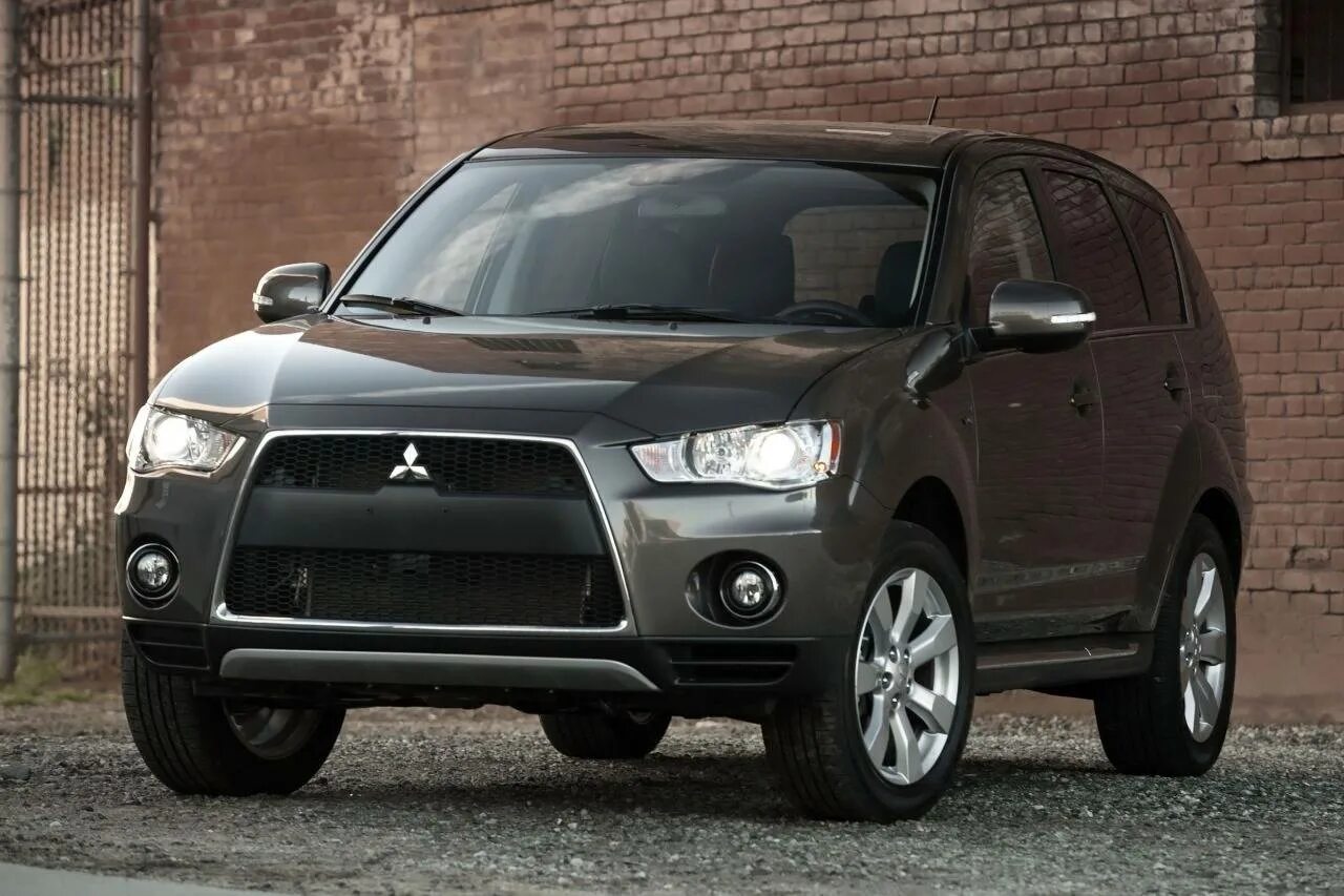 Mitsubishi название. Митсубиси Аутлендер XL. Митсубиси Аутлендер XL 2010. Митсубиси Аутлендер sel. Mitsubishi Outlander XL 2012.