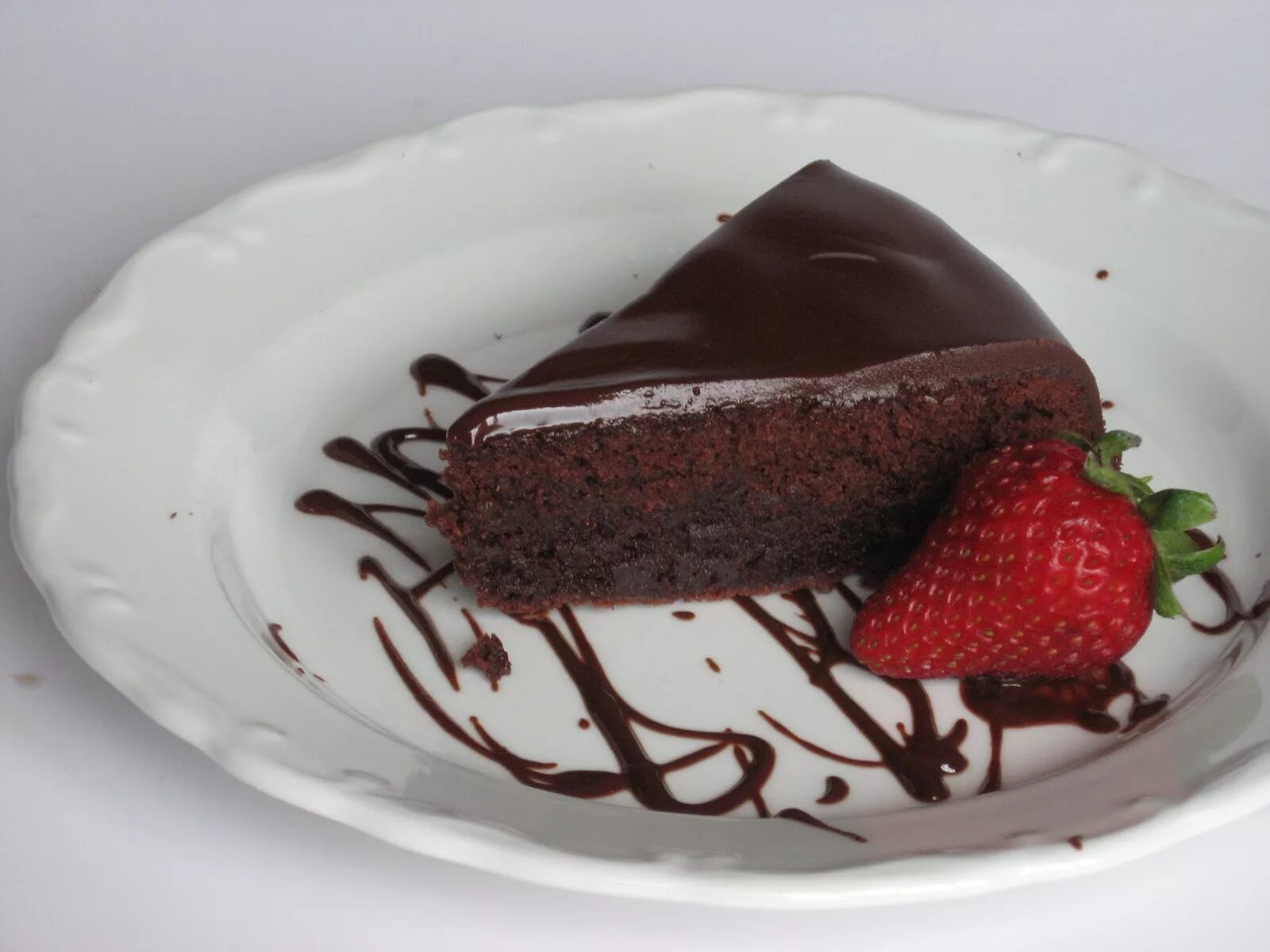 Шоколадный торт желатин. Двойной шоколад. Двойной шоколадный торт. Разрез торта двойной шоколад. Шоколадная маркиза десерт.