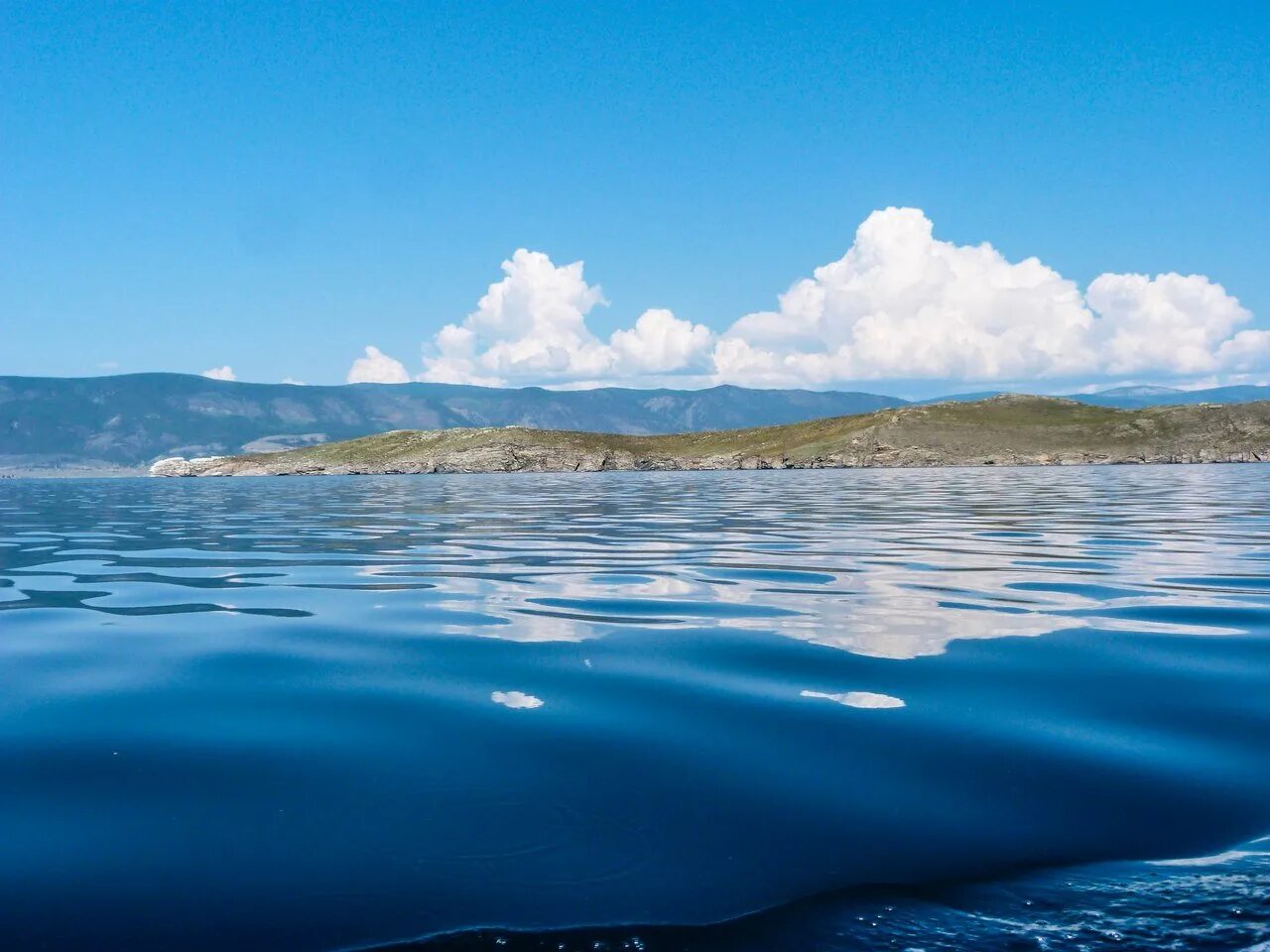 Озеро Байкал вода. Озеро Байкал Байкальская вода. Озеро Байкал прозрачность воды. Байкал (озеро, Северо-Казахстанская область).