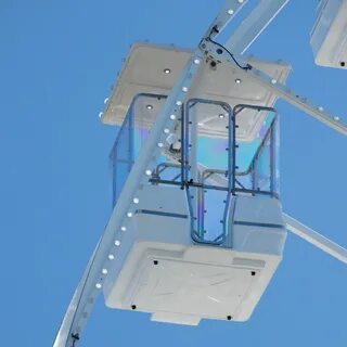 На колесе обозрения 12 кабинок в трех