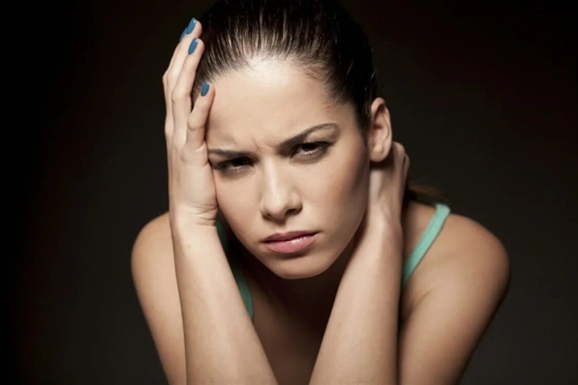 Сердитое лицо женщины. Угрюмая девушка. Угрюмая женщина картинка. Угрюмая женщина. Угрюмая девушка это какая.