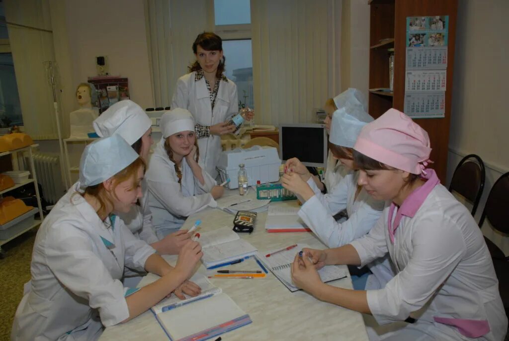 После колледжа медицинская сестра. Студентки медучилища. Медсестра колледж. Квалификация медсестры. Фельдшер и медсестра.