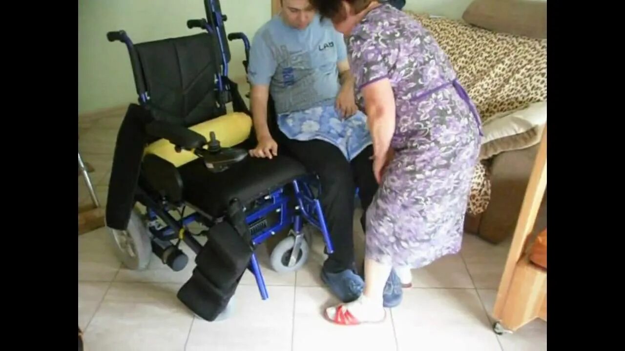 Пересадка инвалидов. Приспособление для пересаживания инвалидов с кровати на коляску. Пересаживание с кровати в кресло коляску. Пересесть с коляски на коляску. Пересадить инвалида с кровати в кресло коляску.