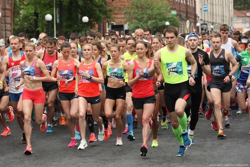Марафон томск. Бег полумарафон. Юлия смирнова томск марафон. Забег томск. Марафон томск.