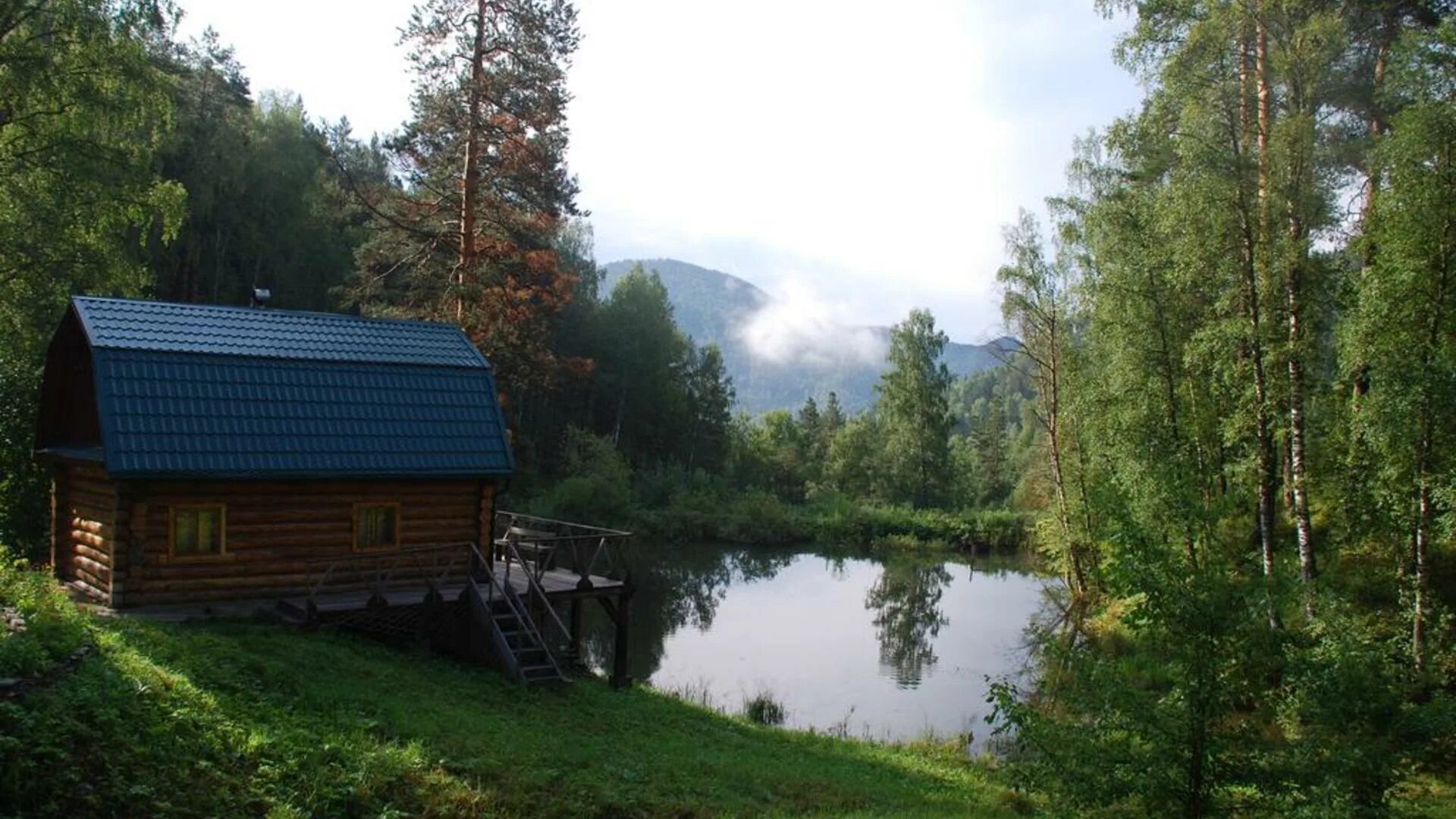 дом на берегу алтай. кордон кокаиха телецкое озеро. таежная заимка лесная сказка. озеро кучерла горный алтай. дом на берегу алтай.