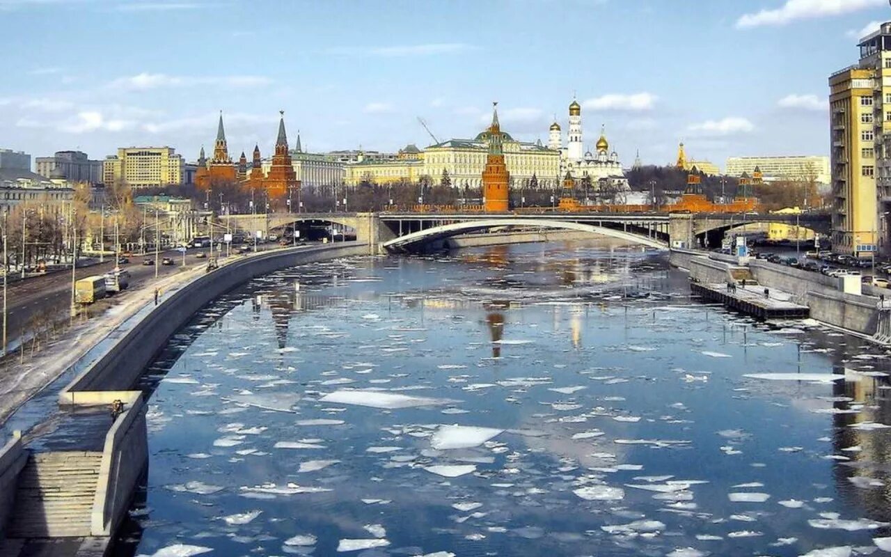 Это москва весной. Весенняя москва. Парк горького москва весной. Патриарший мост в москве. Москва весной.