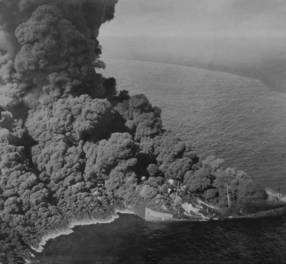 Море в котором горел сероводород. Пожар на черном море в 1927 году. Горящее чёрное море 1927. Взрыв сероводорода в черном море в 1927. Черное море горит сероводород.