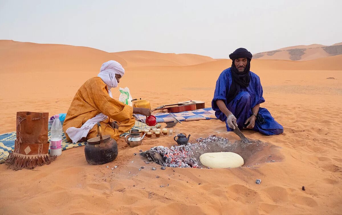 Занятия людей в пустыне. Туареги Сахары. The Touareg of the Sahara. Марокко бедуины чай. Жители пустыни.