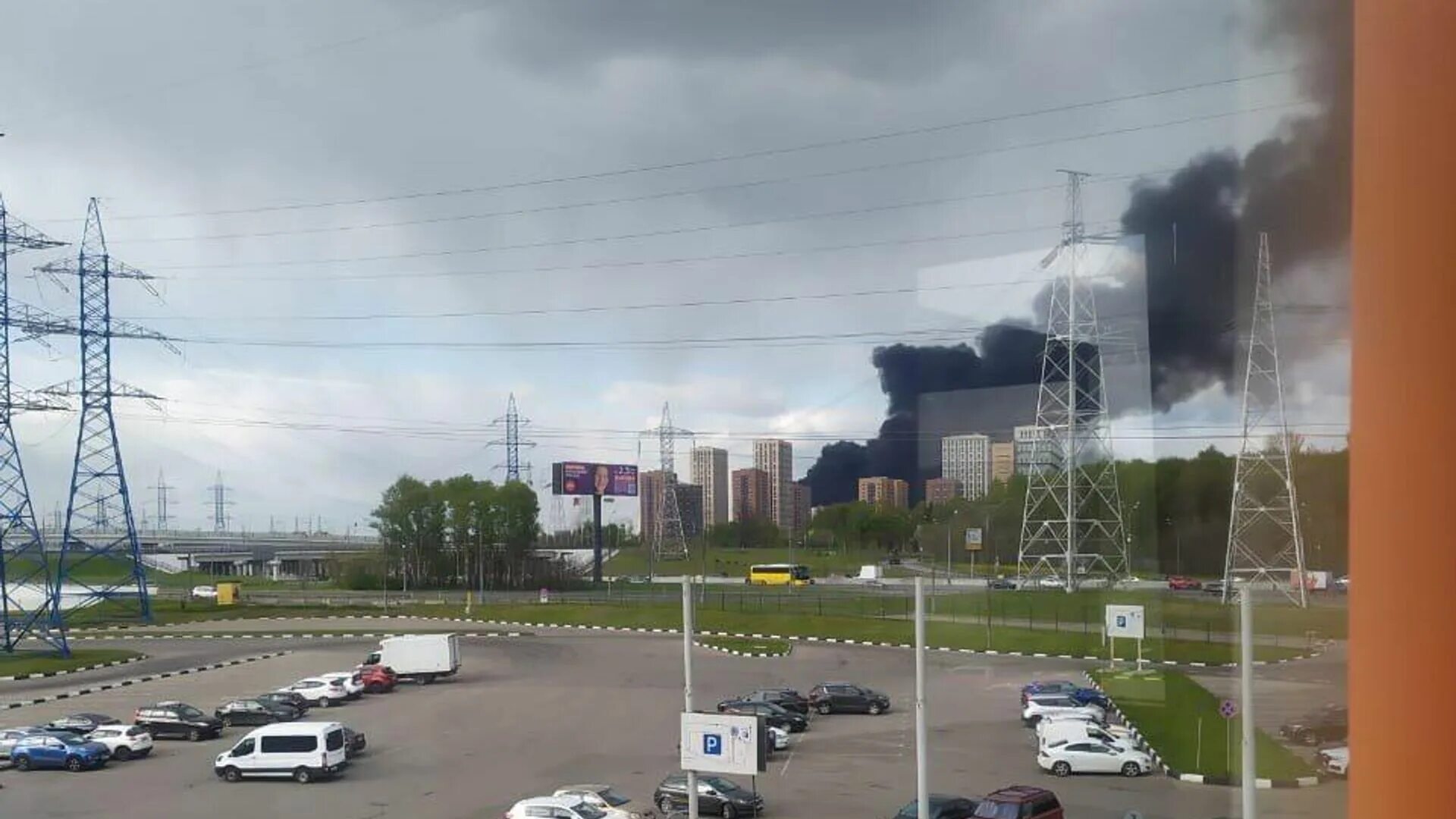 Что горело на западе москвы сегодня. Пожар на юго западе москвы сегодня. Пожар берзарина 23. Пожар боровское шоссе. Пожар в москве чертаново.
