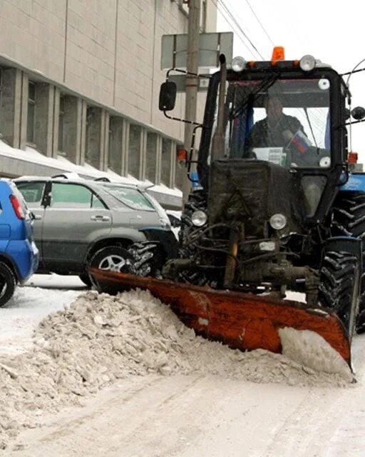 Дороги не чистят от снега. Трактор для уборки снега. Уборка снега спецтехникой. Машина мешает уборке снега. Очистка территории от снега трактором.