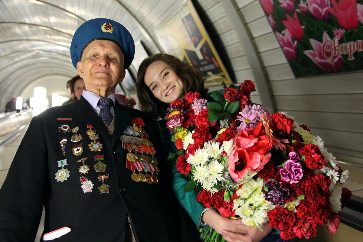 Ветерану придется. Букет ветерану. цветы ветеранам. молодые ветераны. семья с ветераном.