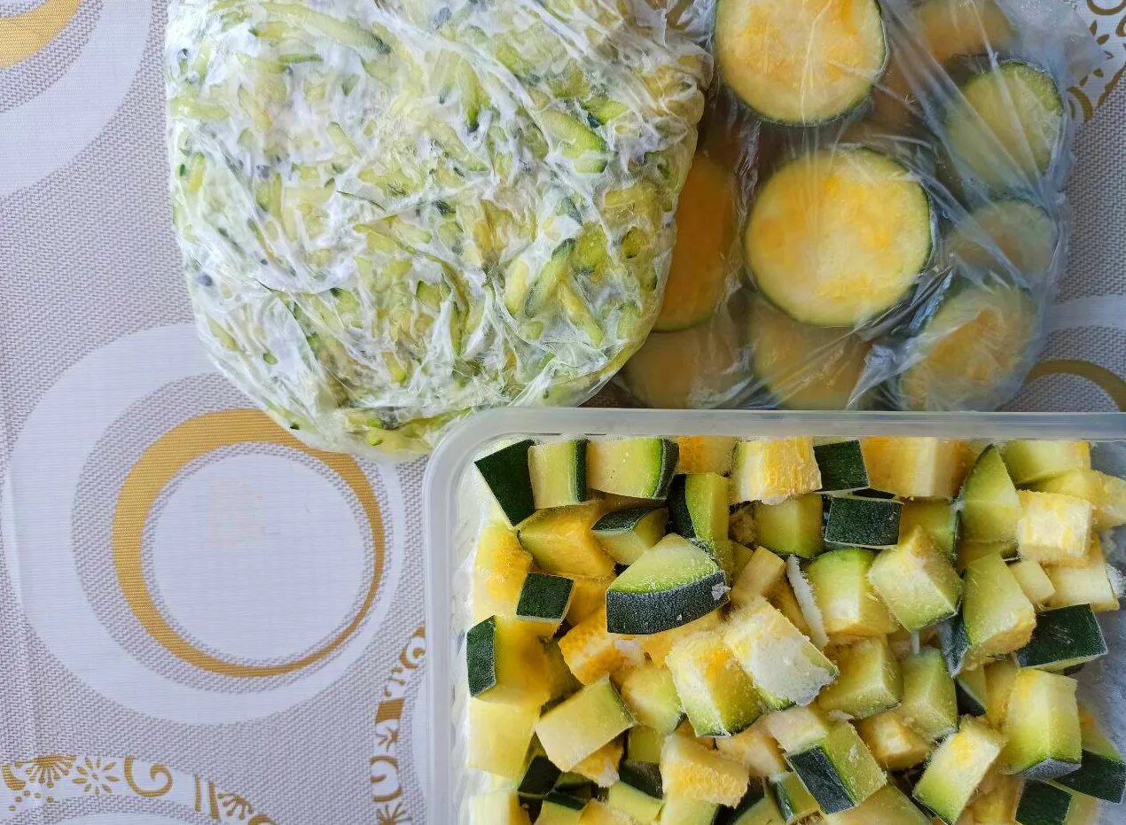 Как заморозить кабачки кружочками на зиму. Заготовка кабачков на зиму заморозка. заморозить кабачки на зиму в морозилке. блюда из замороженных кабачков. кабачки замороженные на зиму.