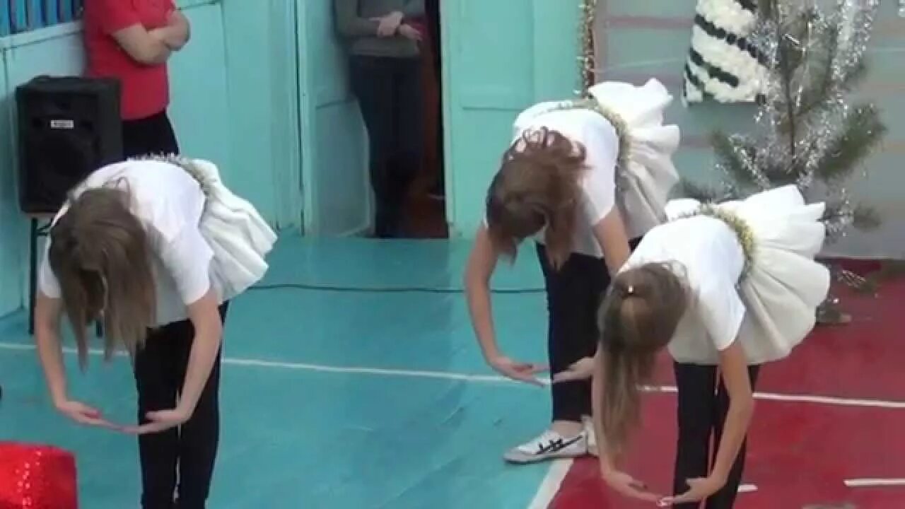 Танцевальный коллектив азарт шатск. Танец на новый год в школе для 7 класса. Танец 7 классу в школе. Танец школьников зажигательный. С днем учителя танцев.