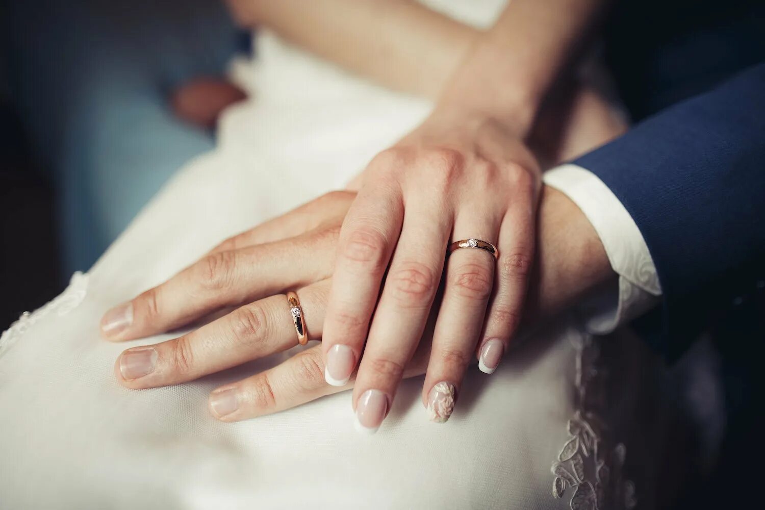 Кольцо брак на какой руке. Пуки с обручальными кольцами. Свадебные кольца. Свадебные кольца на руках. Свадебные кольца на пальцах.