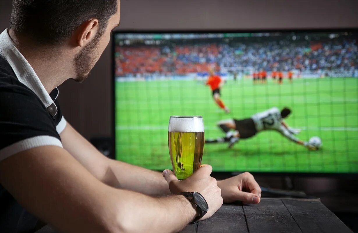 Спортивная передача матч. Пиво и футбол. Футбол в баре. Футбол пивко.