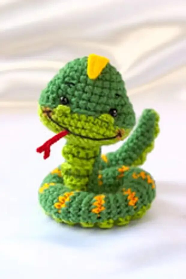 Вязаная змейка крючком. Вязаная змея крючком. Вязаные игрушки крючком змея. Вязаные змейки крючком амигуруми. Вязаные игрушки змея.