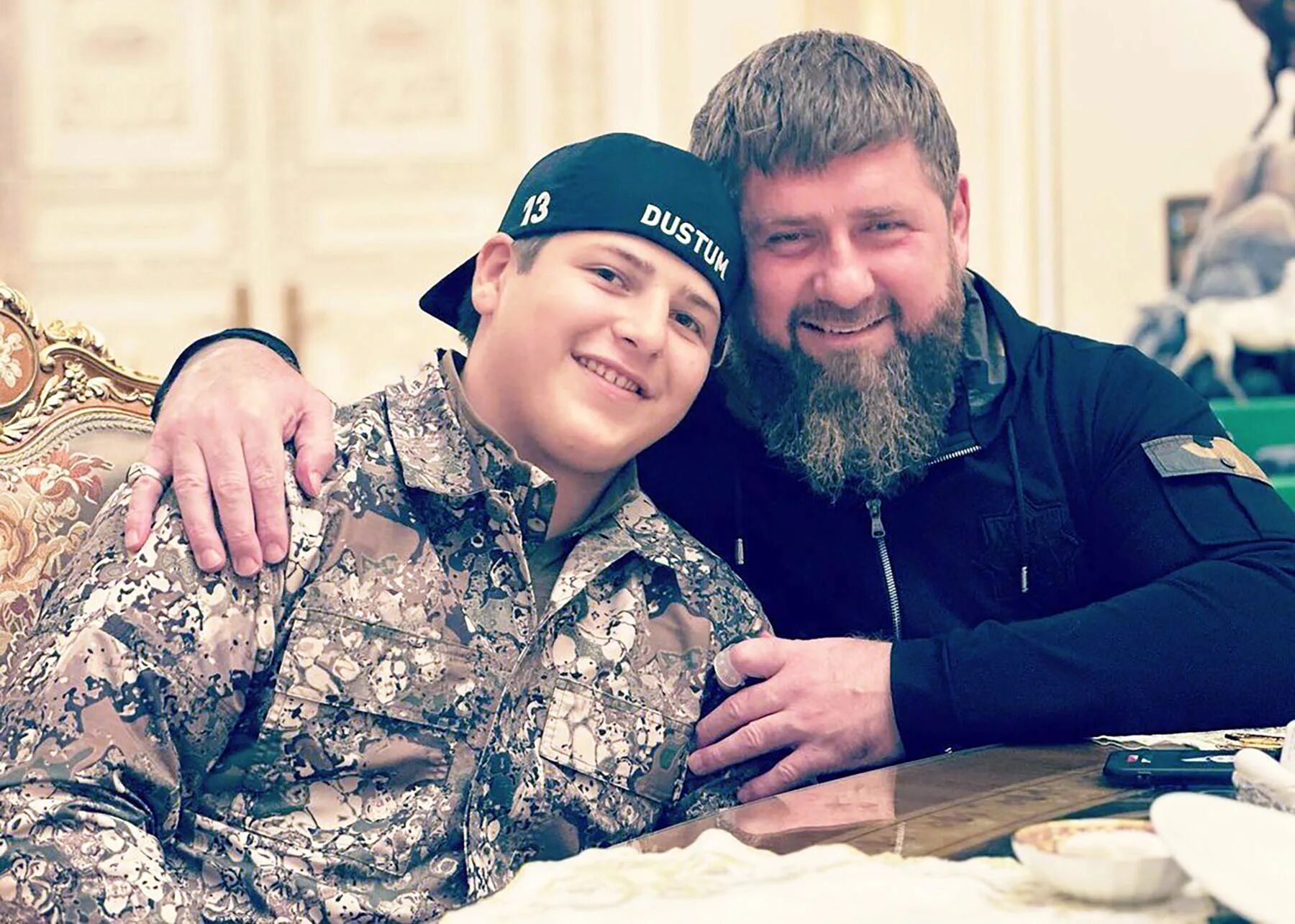 Сына главы чечни рамзана кадырова. Сына главы чечни рамзана кадырова. Сына главы чечни рамзана кадырова. Рамзан кадыров с сыновьями 2022. Ахмат рамзанович кадыров.