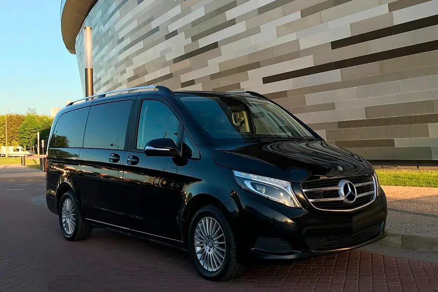 Микроавтобус мерседес v-class. Номер студия в отеле. Каравелла португалии дагомыс. Дагомыс жк каравелла. Минивэн v class черный.