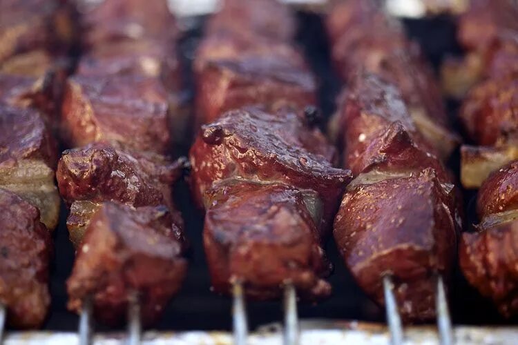 Шашлык из печен. Говяжьей печени shashlik. шашлык из говяжьей печени. шашлык печень. печень говяжья на мангале.