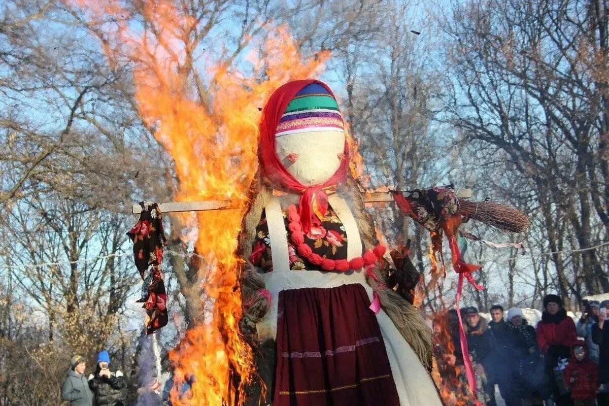 Масленица обряды. Сжигание чучела масленицы. сожжение чучела на масленицу. чучело зимы. обряды на масленицу.