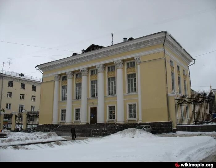 Сайт национальной библиотеки ур. Национальная библиотека Ижевск. Ленинская библиотека Ижевск. Центральная библиотека Ижевск Ленина. Национальная библиотека Удмуртской Республики Отреставрированная.