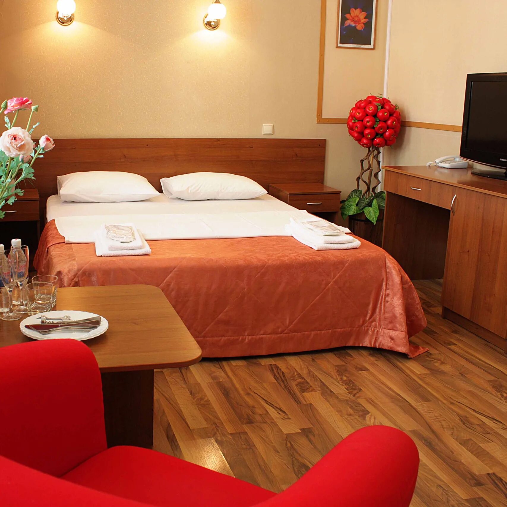 Гостиница болгария рязань. Гостиница дом ученых блохина. Красная кровать в отеле. Отели гостиницы поиск. Отель фортуна митино.