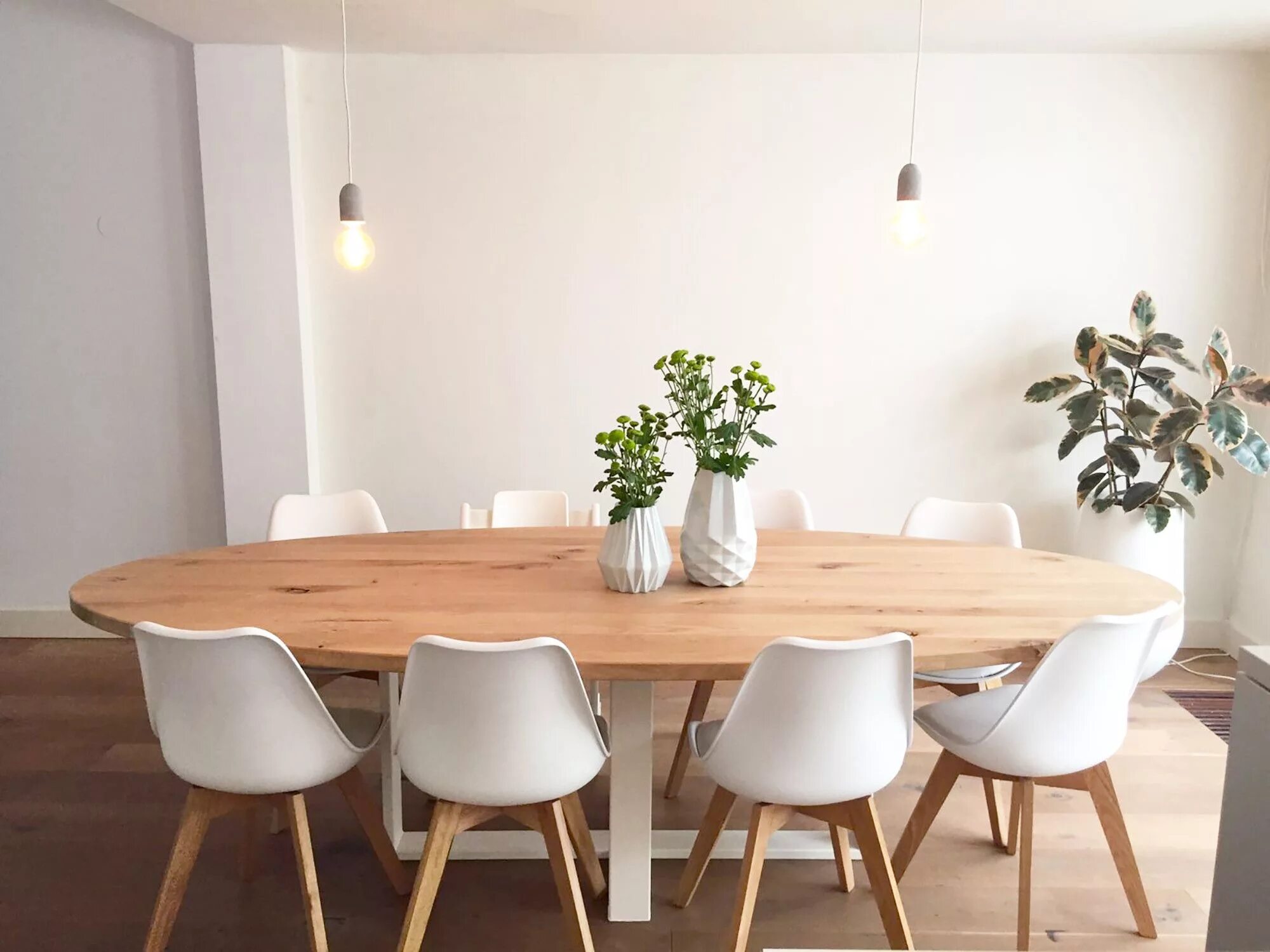 Светлые кухонные столы. Стол обеденный. Круглый обеденный стол в стиле лофт. Стол из светлого дерева. Кухонный стол в современном стиле.