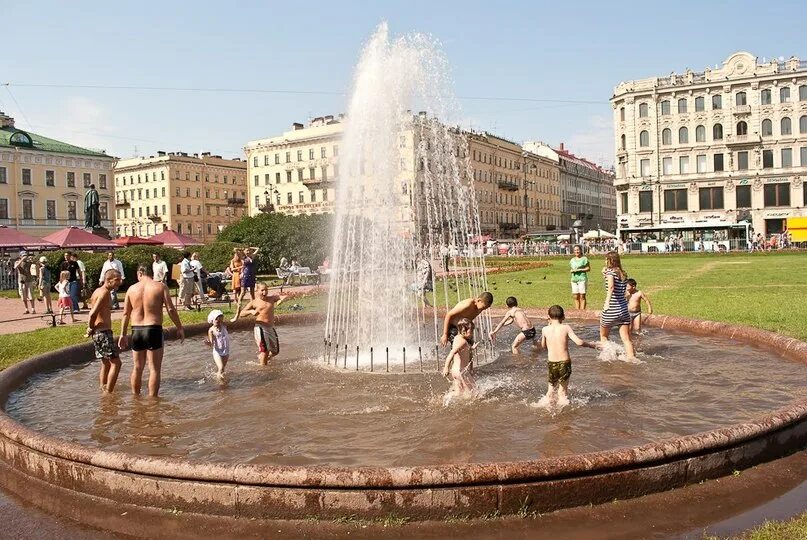 Погода на лето в спб. Жаркое лето в Петербурге. Петербург лето люди. Жарко в СПБ летом. Петербуржцы летом.