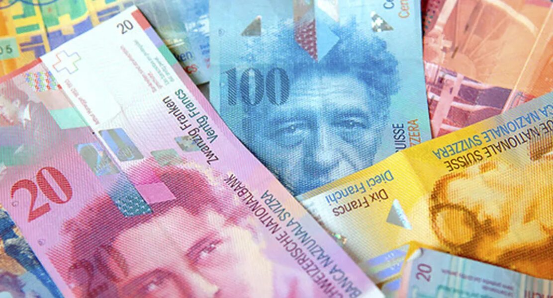 Перевести франки в доллары. Фото долларов и евро. Евро доллар фунт стерлинг. Доллар и евро. Доллар евро йена фунт.