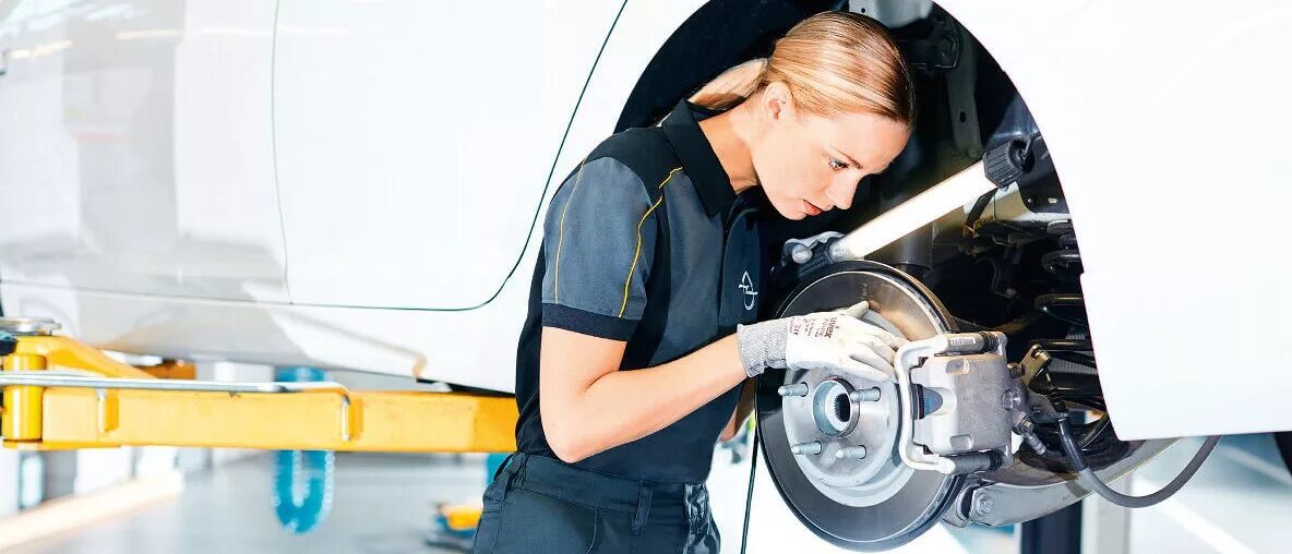 Сервисный центр опель. Opel service. обслуживание опель. gm сервис. опель на подъемнике.