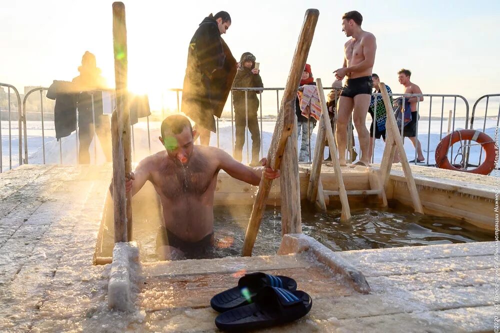 Купание на крещение. Владимир жданов крещенские купания в россии. Купание в проруби иностранцы. Купание в проруби иностранцы. Военные в проруби.