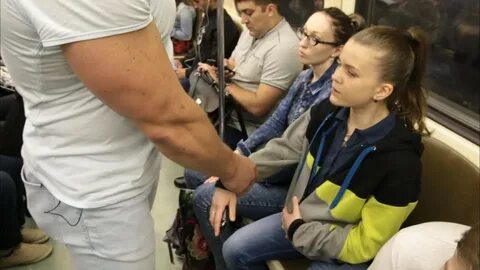 Девушкам нужно уступать