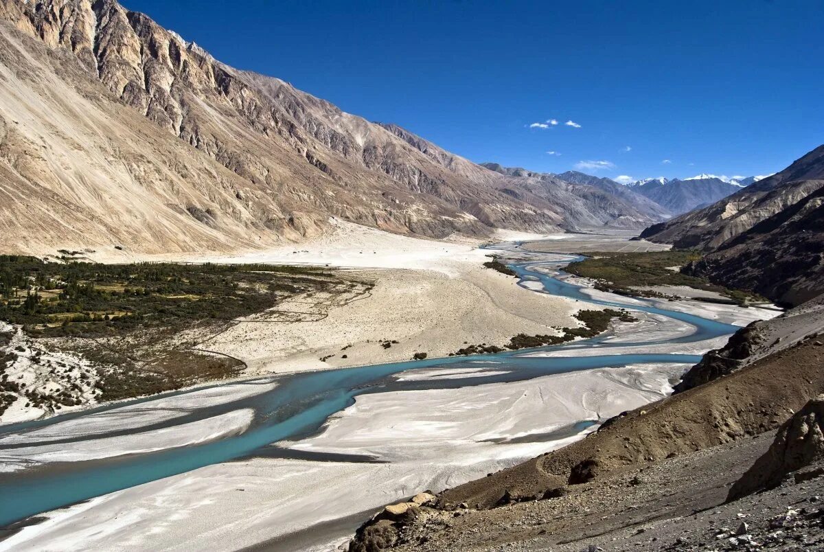 Реки берущие начало в гималаях. Долина Нубра Ладакх. Пакистан река инд. Долина реки инд Пакистан. Река Индас.