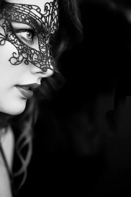 Женщина в чëрноц млнашке. Черно белые маски девушек. Маска для лица. Девушка в маске. Женщина в маске.