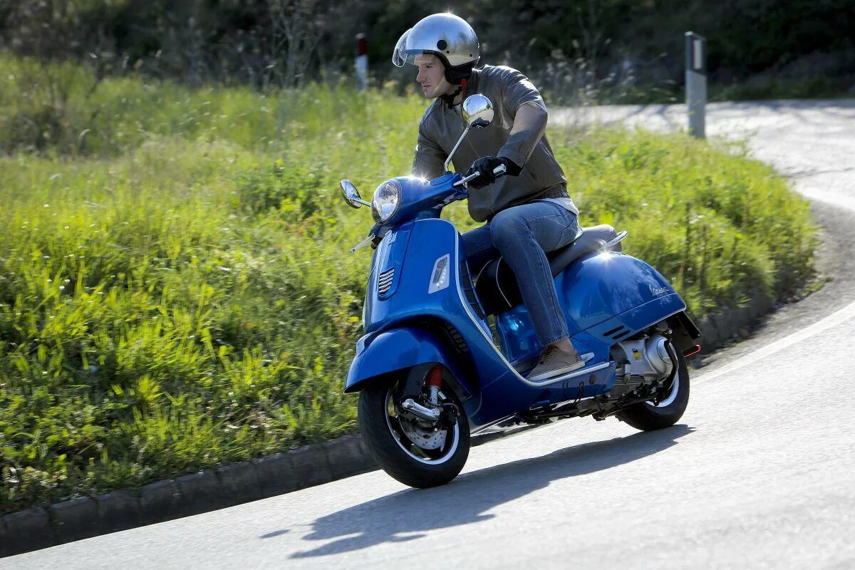 Скутер Веспа GTS 300. Vespa GTS 300 super. Vespa GTS super 300 i.e. Мопед  Vespa GTS super. Скутер для дачи