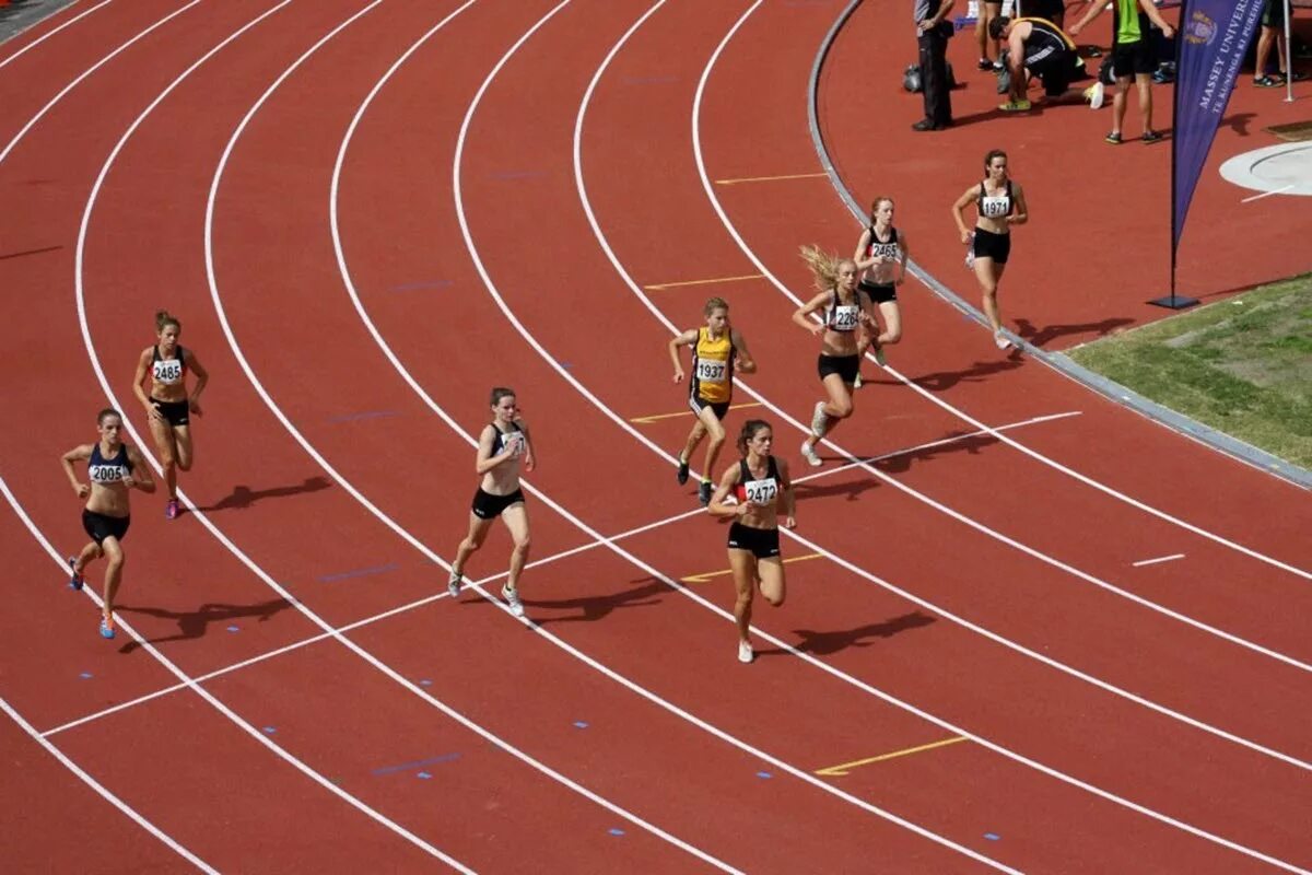 Беговая дорожка на стадионе. Бег для презентации. Легкоатлетический стадион беговая зона. Беговая дорожка (лёгкая атлетика). Бегущий человек.