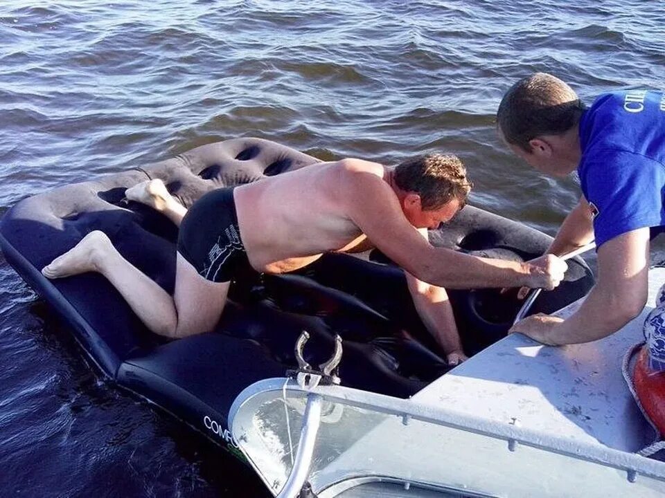 Утонули на матрасе. Матрас на море. уплыл на матрасе в море. мужик на матрасе в море. мужчина на надувном матрасе.