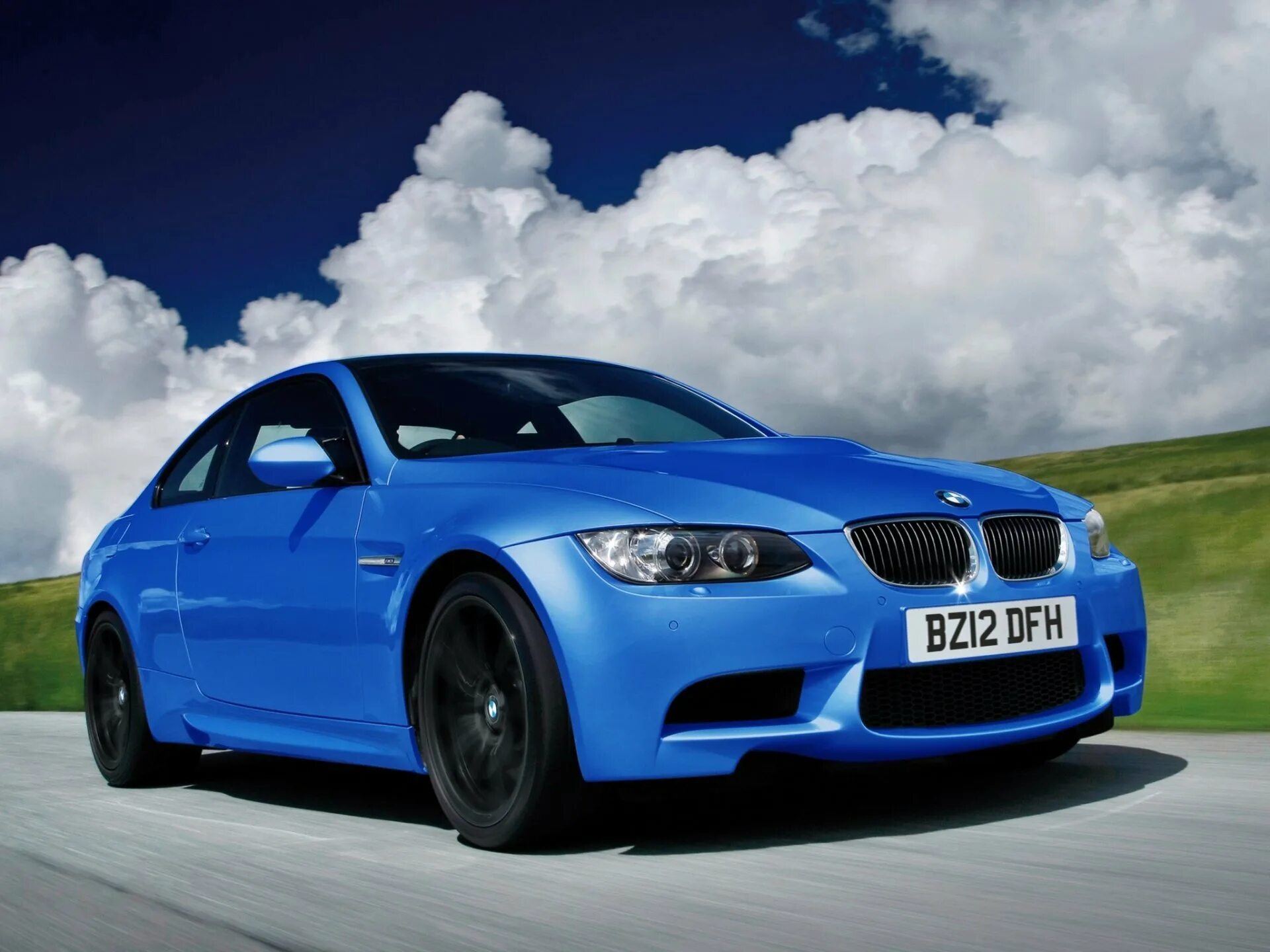 Маленькая синяя машина. BMW m3. БМВ м3 купе. BMW m3 Coupe 2012. BMW m3 синяя.