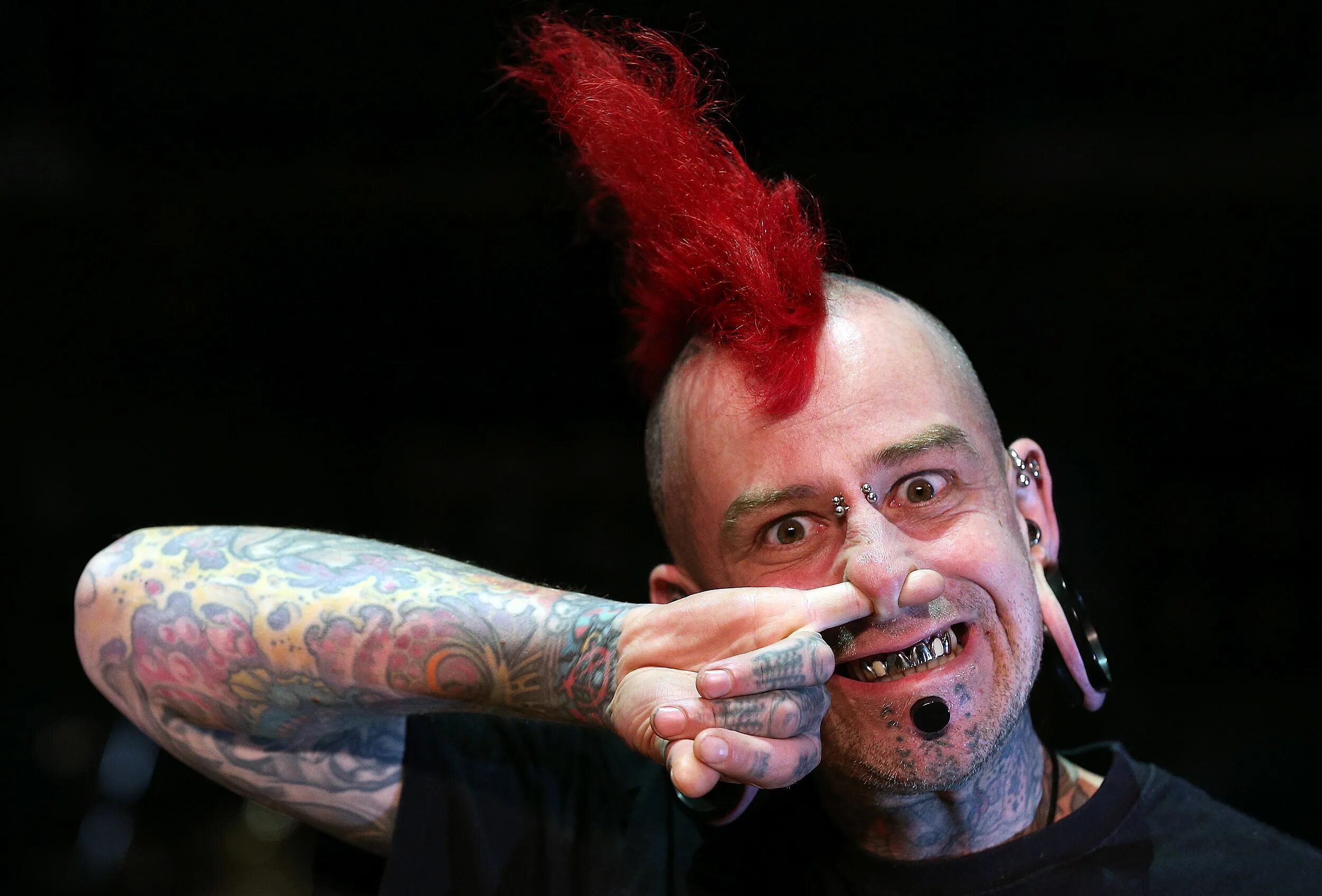 Много людей. Виктор хьюго и габриэла перальта. Много людей. Фриковые прически. Фриковые прически.