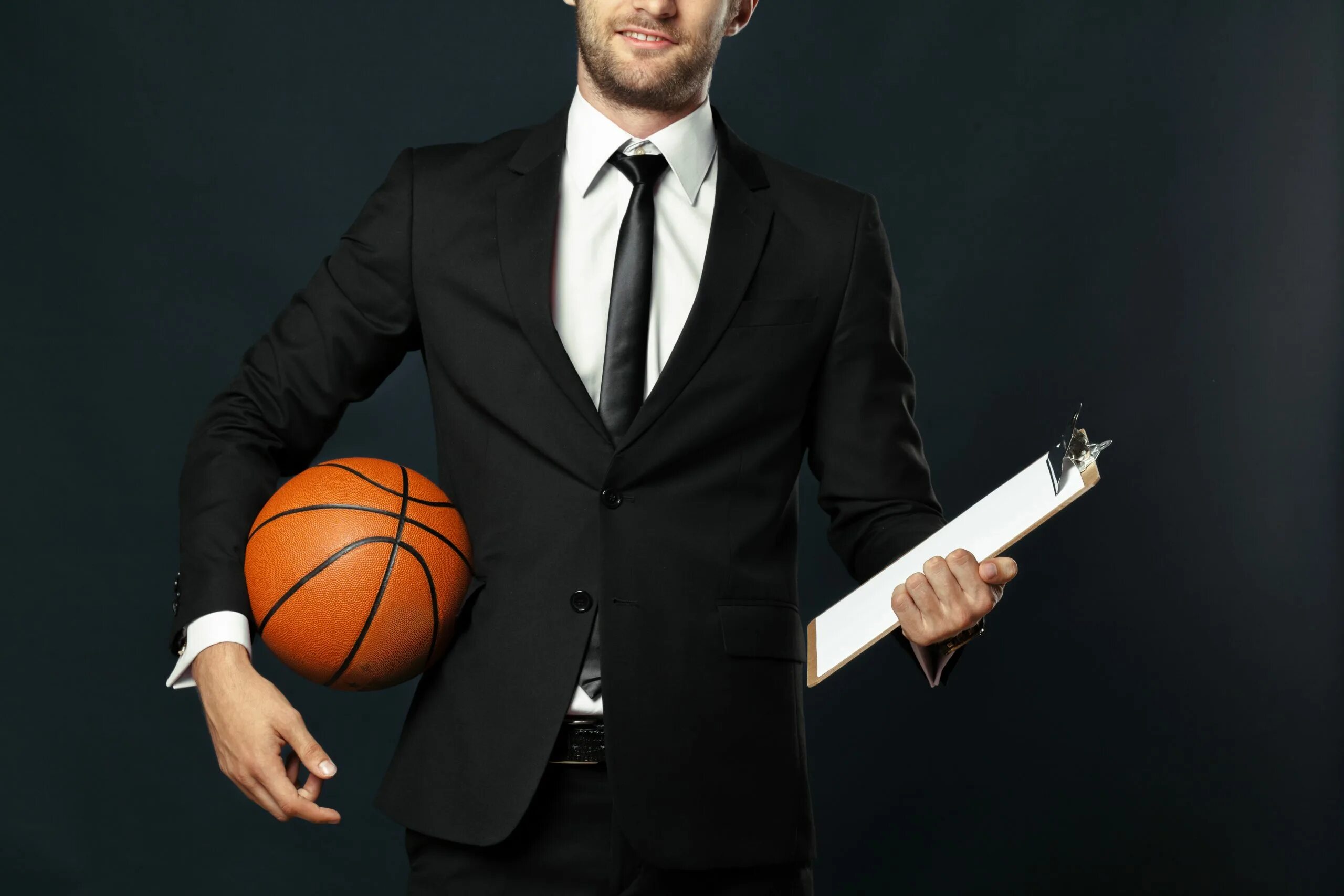 спортивный бизнесмен. спортивный менеджер. бизнесмен спортсмен. менеджмент в спорте. бизнесмен в тренажерном зале.