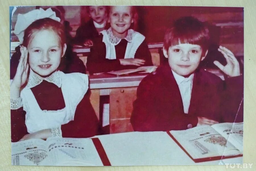 советские школьники старшеклассники. дьявол возвращается в школьные годы 46. возвращение дьявола фильм. дьявол всегда здесь фильм 2020 том холланд. дьявол возвращается в школьные годы 46.